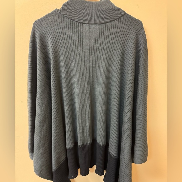 Lululemon On The Go Poncho - Picture 4 of 5